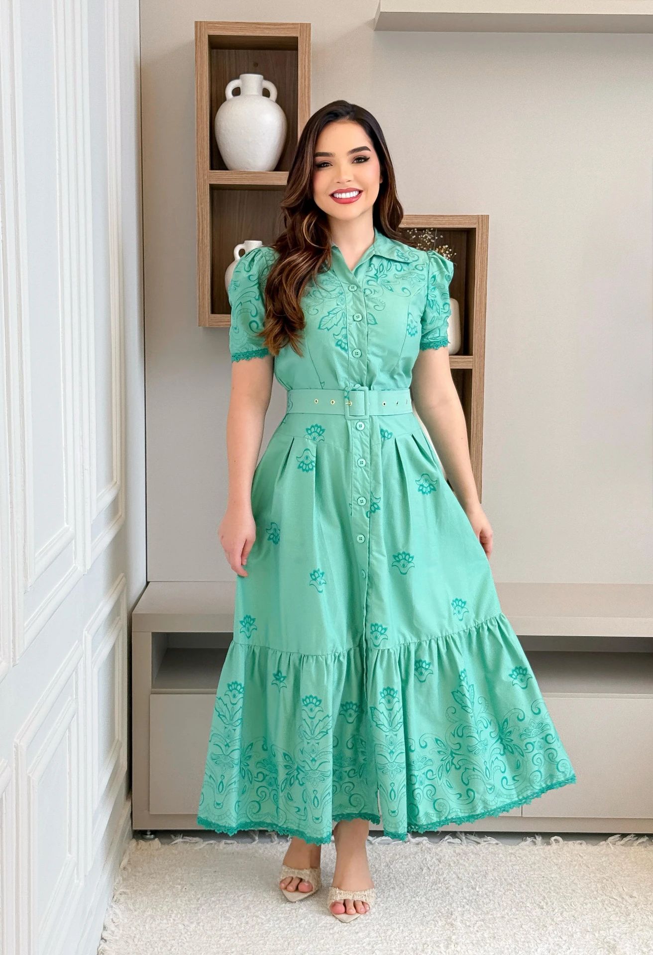 Vestido Antonela Estampada Tricoline. Possui cinto encapado 